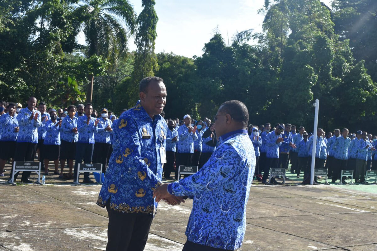 Kabupaten Sorong mendapatkan 2 Penghargaan Saat Apel Bersama